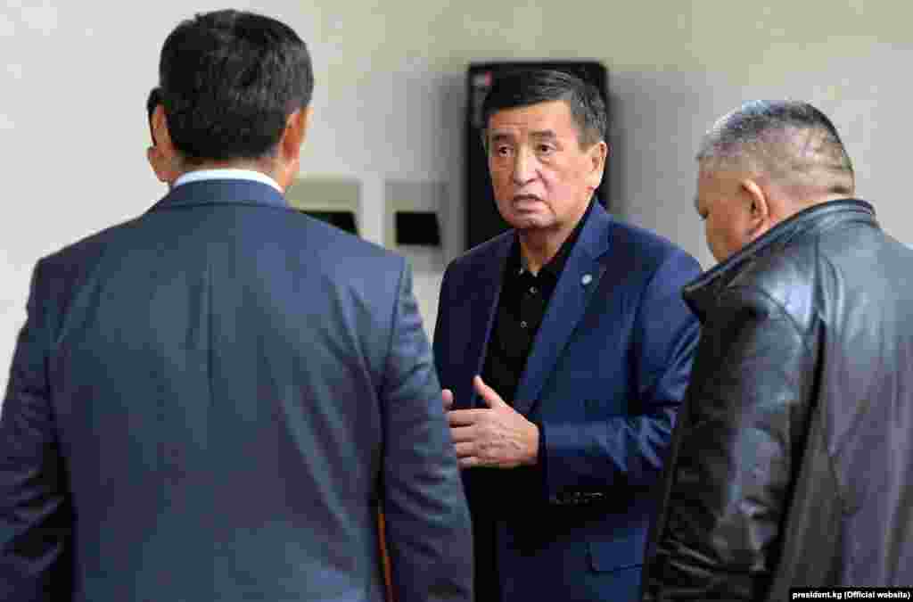 КИРГИСТАН - Претседателот на Киргистан Соронбаи Јенбеков изјави дека е подготвен да поднесе оставка откако ќе биде назначен нов кабинет за ставање крај на вакуумот на власта во централноазиската земја.