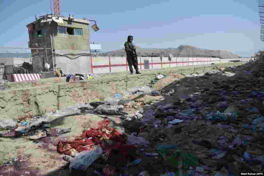 در ۴ سنبله، یکی از جنگجویان طالبان در میدان هوایی بین&zwnj;المللی کابل در محلی ایستاده که شاهد دو رویداد انتحاری بود. در آن حمله&zwnj;ها به&zwnj;شمول ۱۳ سرباز امریکایی ۱۸۰ نفر کشته شدند. گروه تندرو دولت اسلامی معروف به داعش مسئولیت انفجارها را به عهده گرفته بود. 