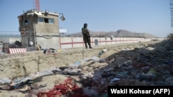 ابی گیت یکی از دروازه های میدان هوایی کابل جایی که روز پنجشنبه حملات انتحاری صورت گرفت.