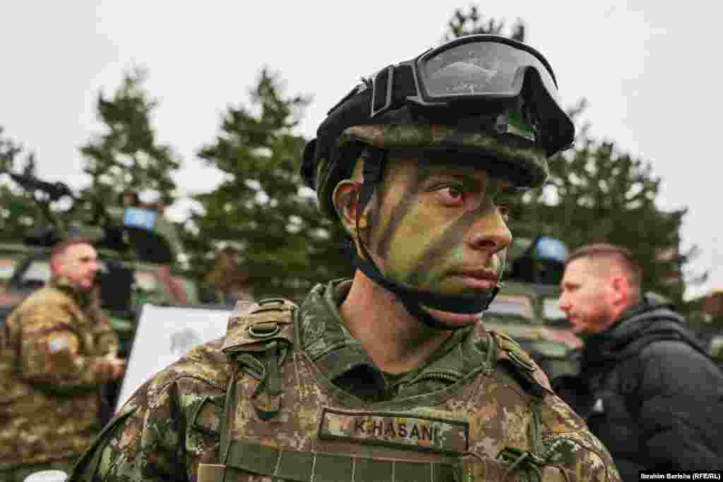 Një ushtar i Forcës së Sigurisë së Kosovës (FSK) gjatë kremtimit të Ditës së Forcës në kazermën "Adem Jashari", në Prishtinë, më 27 nëntor, 2025. FSK-ja është në proces të shndërrimit në ushtri. Vendi ka derdhur mbi 400 milionë euro vetëm për blerjen e pajisjeve të reja për FSK-në në vitet e fundit.