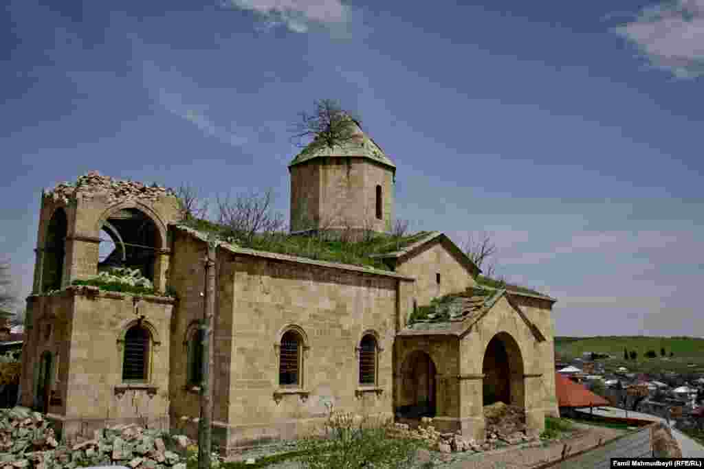 Mədrəsə kəndində yerləşən bu abidənin ətrafında çoxlu suallar dolanır. Sakinlər deyir ki, bu, alban kilsəsidir və qədim albanlardan qalıb. 