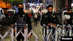 Полицајците ја блокираа улицата по експлозија на прометната пешачка улица Истиклал во Истанбул, Турција, 13 ноември 2022 година. 