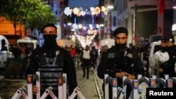 Жардыруу болгон жерди полиция курчоого алды. Таксим аянты, Стамбул шаары. 13-ноябрь, 2022-жыл.