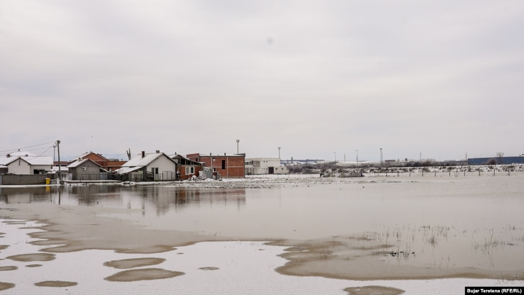 Përmbytjet në Kosovë përsëriten pothuajse çdo vit, ndërsa shumë projekte për rregullimin e lumenjve dhe ndërtimin e digave mbeten të parealizuara, pavarësisht se parashihen në buxhete.Ekspertët vlerësojnë se problemi nuk lidhet vetëm me reshjet, por me keqmenaxhimin e lumenjve, ndërhyrjet e pakontrolluara dhe mungesën e masave parandaluese afatgjate.