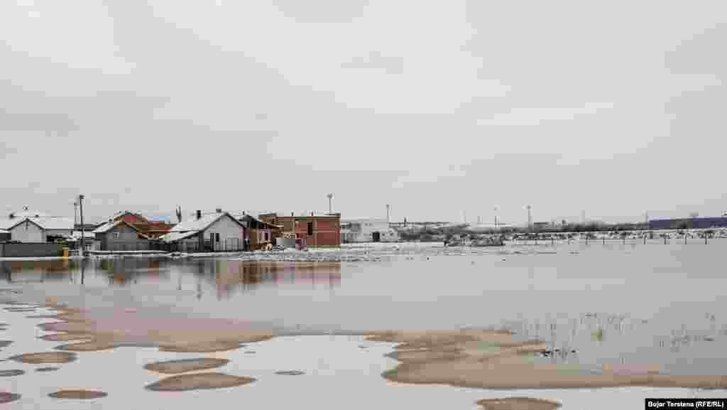 Përmbytjet në Kosovë përsëriten pothuajse çdo vit, ndërsa shumë projekte për rregullimin e lumenjve dhe ndërtimin e digave mbeten të parealizuara, pavarësisht se parashihen në buxhete.Ekspertët vlerësojnë se problemi nuk lidhet vetëm me reshjet, por me keqmenaxhimin e lumenjve, ndërhyrjet e pakontrolluara dhe mungesën e masave parandaluese afatgjate.