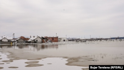 Përmbytjet në Kosovë përsëriten pothuajse çdo vit, ndërsa shumë projekte për rregullimin e lumenjve dhe ndërtimin e digave mbeten të parealizuara, pavarësisht se parashihen në buxhete.Ekspertët vlerësojnë se problemi nuk lidhet vetëm me reshjet, por me keqmenaxhimin e lumenjve, ndërhyrjet e pakontrolluara dhe mungesën e masave parandaluese afatgjate.