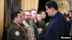 Presidenti i kontestuar i Venezuelës, Nicolas Maduro dhe disa ushtarë, foto nga arkivi.