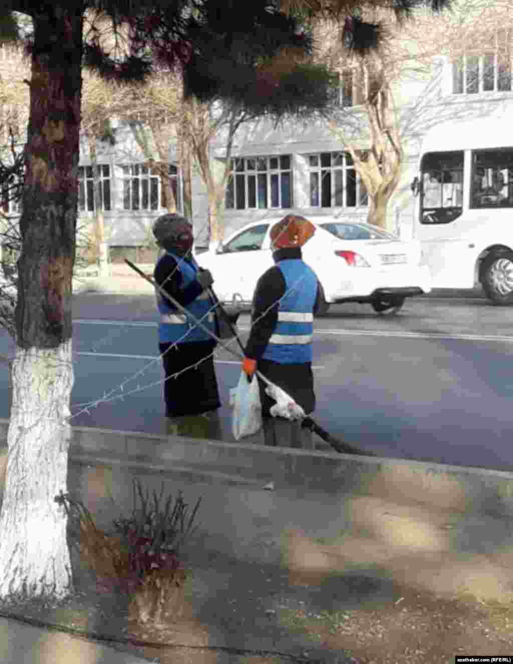 Aşgabat. Köçe arassalaýjylar. Dekabr, 2019.&nbsp;