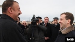 Russia -- President Dmitry Medvedev (R) welcomes his Azerbaijan's counterpart Ilham Aliyev to Ulyanovsk, 24Nov2009