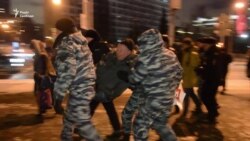 У Росії в День Конституції затримали активістів, які читали «понятійну конституцію» (відео)