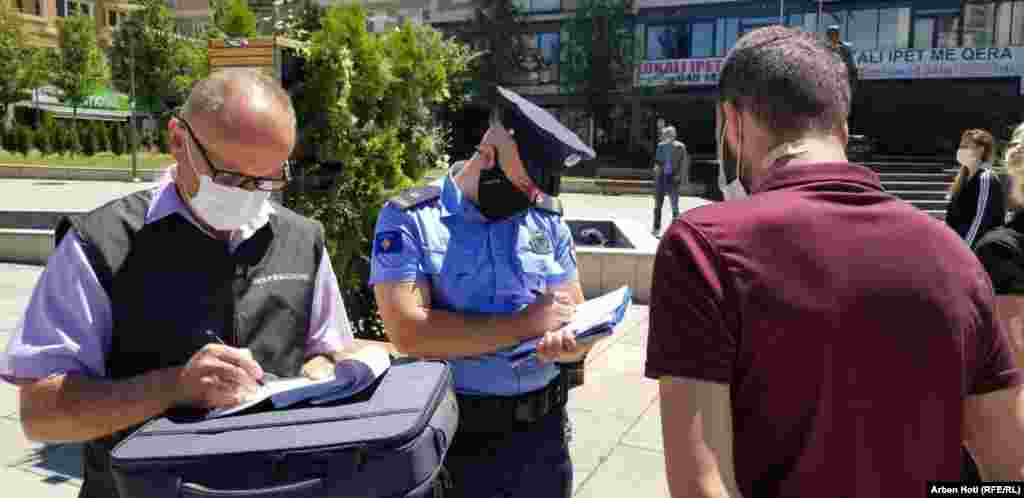 КОСОВО - Владата на Косово, со цел да се спречи ширењето на коронавирусот, донесе нови мерки што ќе се применуваат од 20 август. Министерот за здравство Арбен Витиа изјави дека на новите мерки е поради зголемениот број на заразени со коронавирус. Според одлуката, до 10 септември ќе може да се влегува во ноќни клубови, дискотеки и објекти каде се одржуваат свадби, семејни забави со капацитет од над 100 луѓе само со потврда за вакцинација.