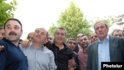 Armenia -- Opposition leader Levon Ter-Petrosian (R) and a group of his supporters released from jail pose for a photograph on 22Jun2009