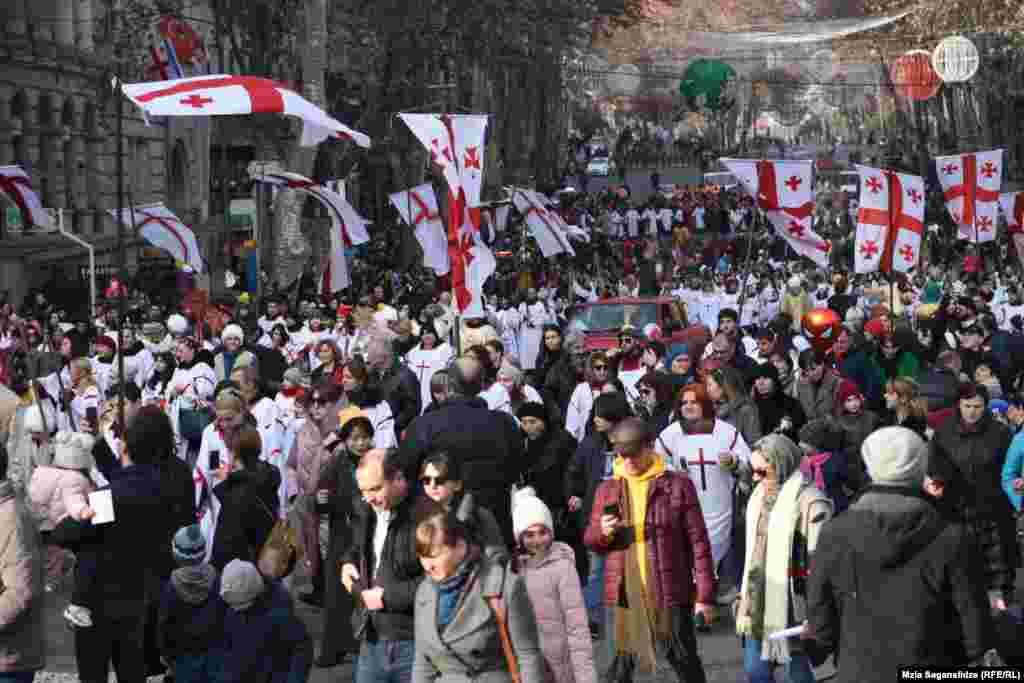 წელს &quot;ალილოს&quot; მსვლელობაში სხვა წლებთან შედარებით ცოტა ხალხი იღებდა მონაწილეობას.