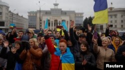 2022. november 13.: a helyiek az utcára vonultak, hogy megünnepeljék Oroszország visszavonulását Herszonból