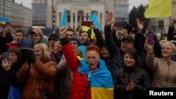 Местные жители празднуют на улице отступление России из Херсона. 13 ноября 2022 года