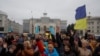 Локалните жители слават по повлекувањето на Русија од Херсон, во центарот на Херсон, Украина, 13 ноември 2022