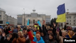 Локалните жители слават по повлекувањето на Русија од Херсон, во центарот на Херсон, Украина, 13 ноември 2022