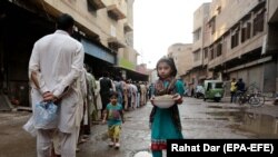 People line in the eastern Pakistani city of Lahore to receive free food before the time to break the Ramadan fast on May 3.