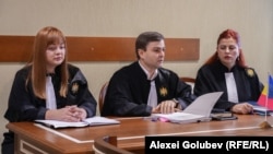 Judecătorii anunță participanții la proces că Vladimir Plahotniuc a refuzat din nou să fie adus în instanță.