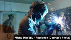 Misha Diaconu este una dintre persoanele care și-au urmat pasiunea fără a ține cont de prejudecăți. Ea face artă din metal. 