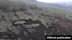 Сузак районунун Таран-Базар айылындагы жер көчкөн аймак. 