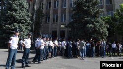 Armenia -- Riot police separate rival protesters outside the Constitutional Court building in Yerevan, September 3, 2019.