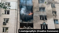 У поліції Києва уточнили, що дитина загинула в Печерському районі Києва, де близько 08:00 російський БпЛА влучив у 16-поверховий житловий будинок на рівні 10-11 поверхів