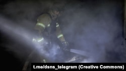 Рятувальники гасять пожежу, що виникла після російського удару по Сумщині, архівне фото