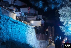 Афіцэры паліцыі на месцы забойства Алена Арсоні на вясковых могіках