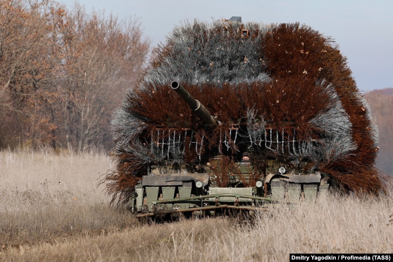 Një tank rus i pajisur me mbrojtje në formë iriqi në rajonin ukrainas të Donjeckut.