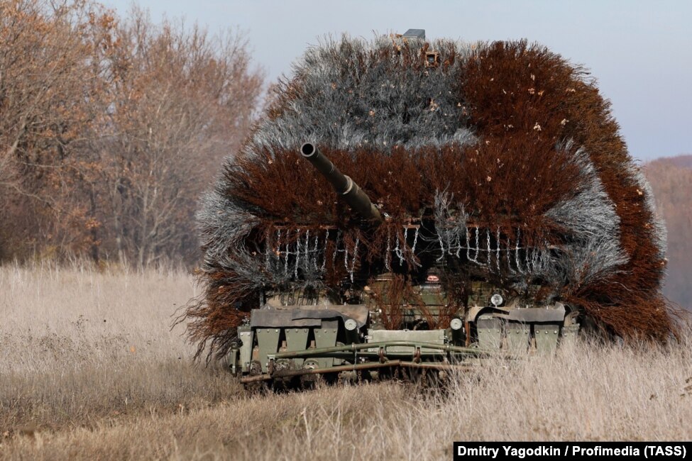 Tanke e dendur me armaturë në rajonin e Donjeckut në Ukrainë në nëntor të vitit 2025.