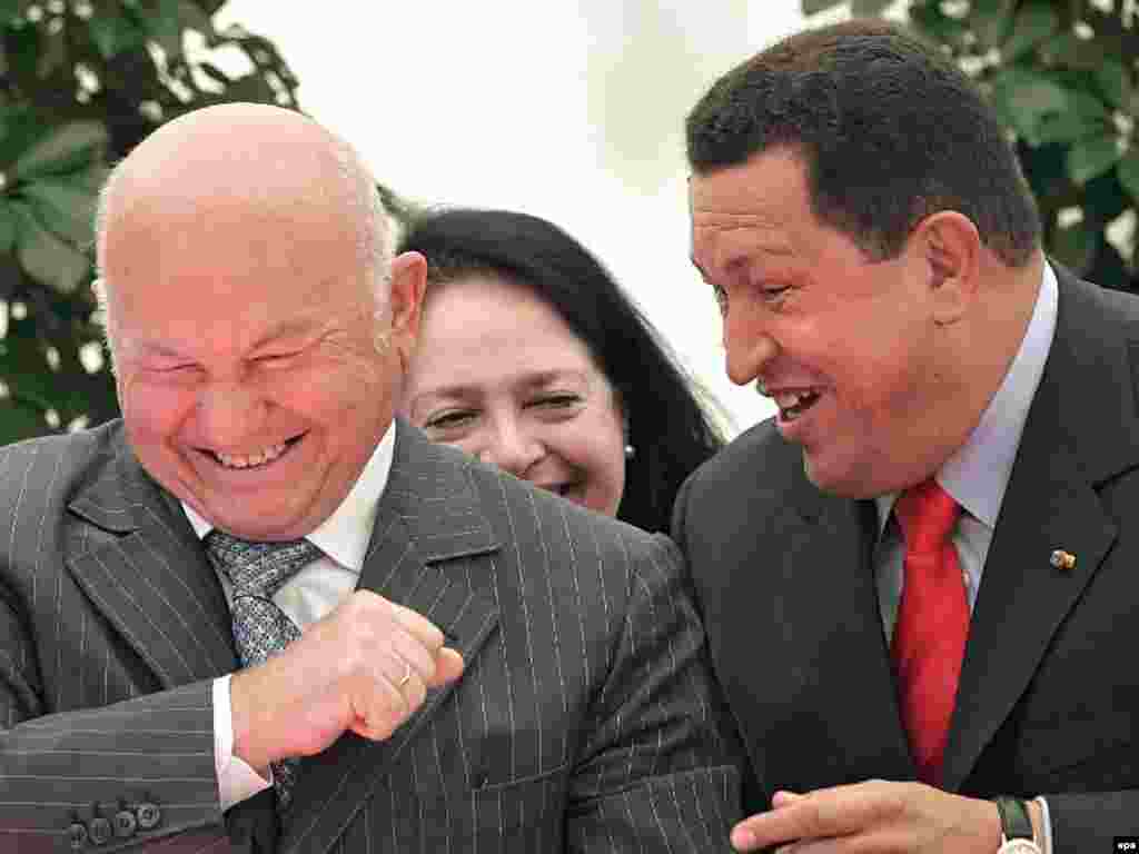 Luzhkov meets Venezuelan President Hugo Chavez in Moscow on June 28, 2007.