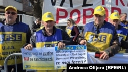 Câteva sute de profesori din sistemul preuniversitar și universitar au protestat la Palatul Cotroceni.