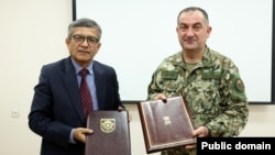 Armenia - Lieutenant-General Eduard Asrian (right), chief of the Armenian army's General Staff, and India's Defense Secretary Rajesh Kumar Singh meet in Yerevan, August 17, 2026. (Photo by the Armenian Defense Ministry)