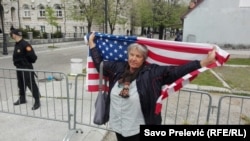 Një mbështetëse e NATO-s në Mal të Zi me flamurin amerikan