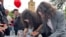 დიუშენის სინდრომის მქონე პაციენტების მხარდამჭერ აქციაზე, სახელმწიფო ბიუჯეტიდან დიუშენის სამკურნალო წამლების დაფინანსების მოთხოვნით ხელმოწერები გროვდება, 24 მაისი, 2026 წელი