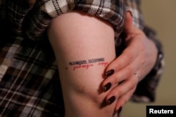 Елона Лелеко показує на тілі – координати рідного селища Чаплинка