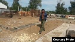 Незаконченное строительство домов пострадавшим от паводка в селе Садовое. Карагандинская область, 21 июля 2015 года.