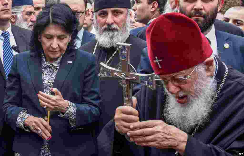 ილია მეორე და საქართველოს მეხუთე პრეზიდენტი სალომე ზურაბიშვილი. 1989 წლის 9 აპრილის 30 წლისთავისადმი მიძღვნილ მიტინგზე. 2019 წლის 9 აპრილი.