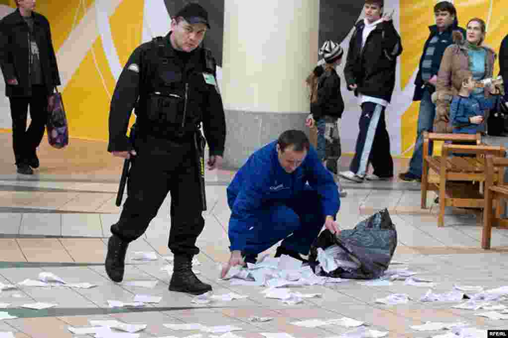 Остались только листовки, которые также быстро собрали уборщики