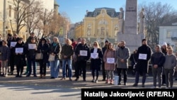 Okupljeni na protestu u Subotici gde je deo građana stajao 16 minuta u tišini, 27.12.2024.