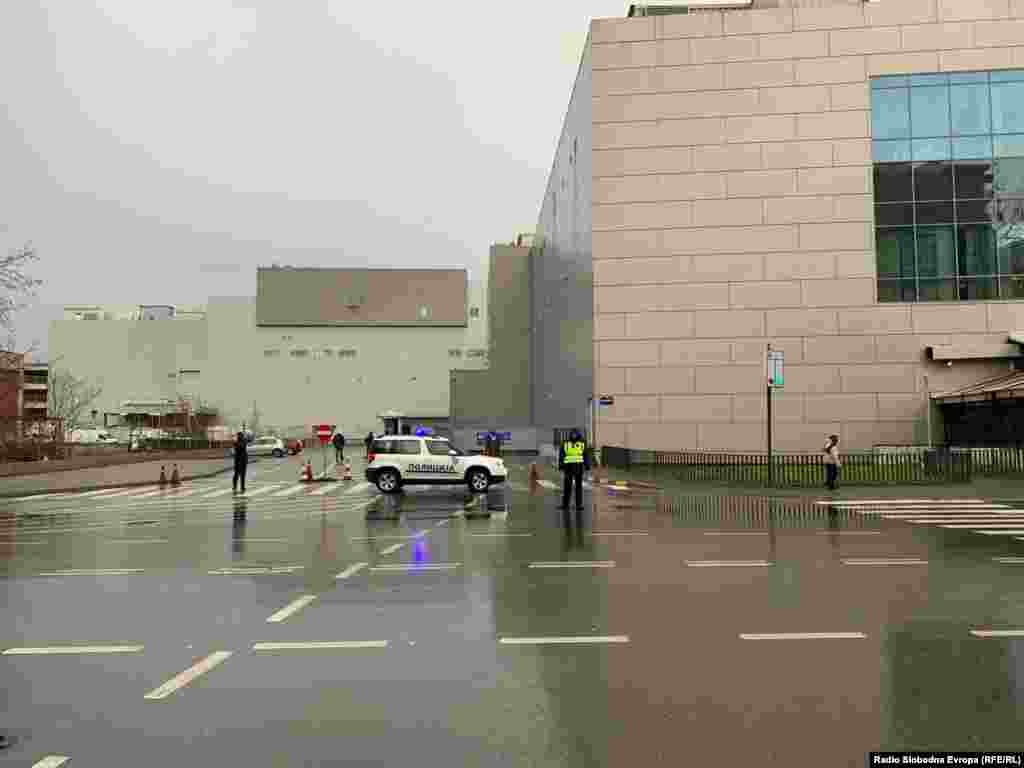 И улиците околу трговскиот центар пуштени за возила.