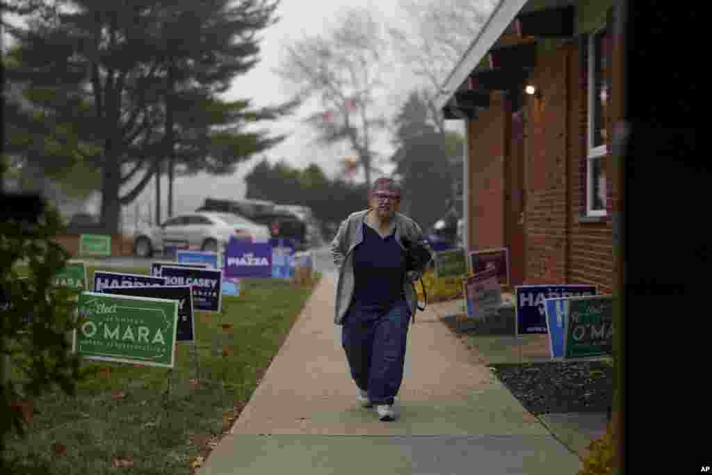 O femeie merge către o secție de votare din Pennsylvania.&nbsp;