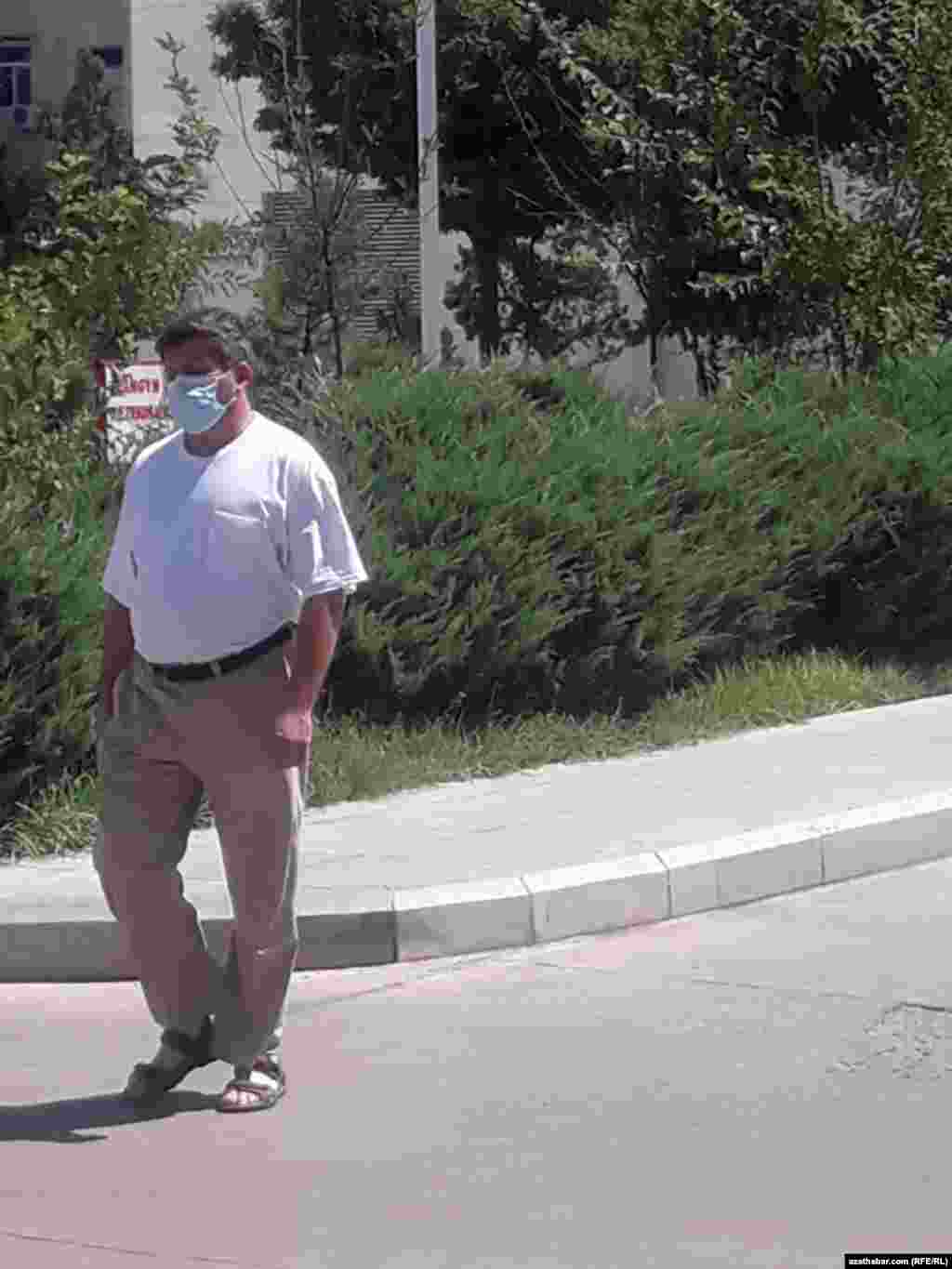 Aşgabat. Agyz-burun örtügini geýen erkek. Awgust, 2020.