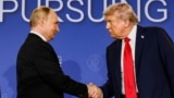 Američki predsjednik Donald Trump i ruski predsjednik Vladimri Putin rukuju se nakon sastanka na kojem su razgovarali o ratu u Ukrajini u Anchorageu na Aljasci 15. avgusta 2025.