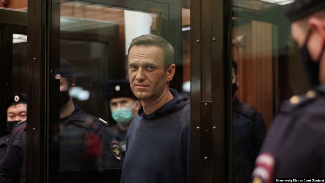 Сот залында тұрған Алексей Навальный. 2 ақпан 2021 жыл. 