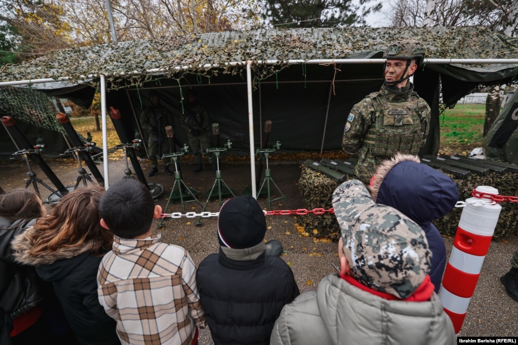 Fëmijët duke shikuar pajisjet që përdoren nga FSK-ja. 