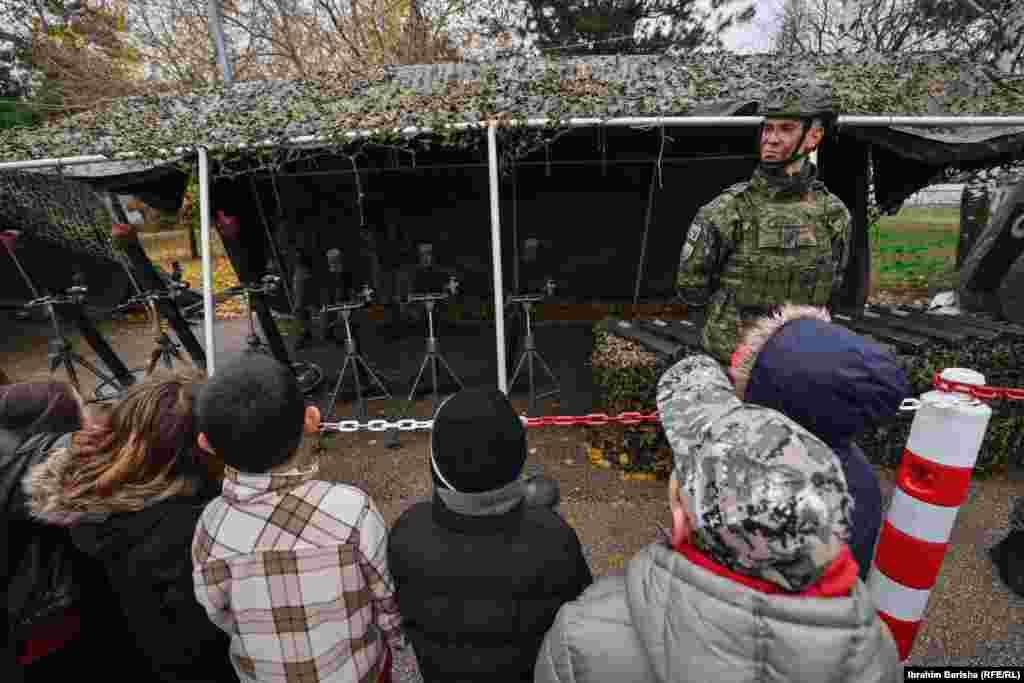 Fëmijët duke shikuar pajisjet që përdoren nga FSK-ja. 