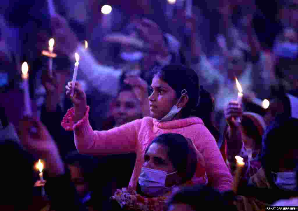 Të krishterët duke u lutur përpara Krishtlindjeve në Lahore të Pakistanit. (epa-EFE / Rahat Dar)