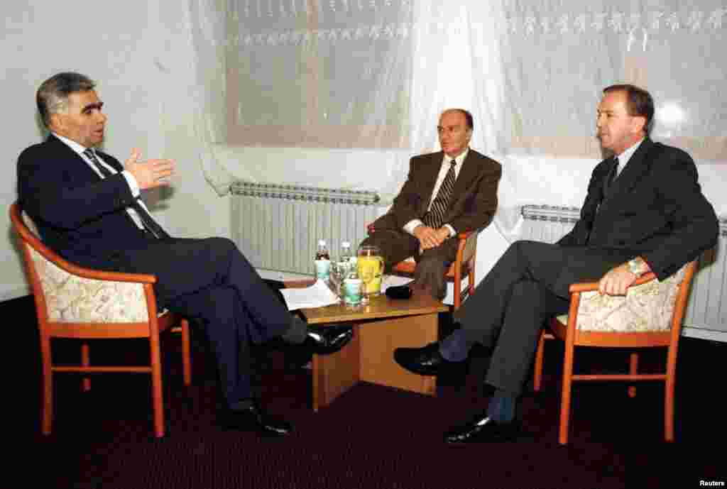 Za članove Predsjedništva BiH na izborima 1996. godine izabrani su Momčilo Krajišnik (prvi slijeva) iz Srpske demokratske stranke, Alija Izetbegović (u sredini) iz Stranke demokratske akcije te Krešimir Zubak (prvi zdesna) iz Hrvatske demokratske zajednice BiH, čije stranke su pobijedile 1996. godine kao i na prvim slobodnim izborima 1990. godine.Na fotografiji je njihov prvi zvanični sastanak u Sarajevu 30. septembra 1996.